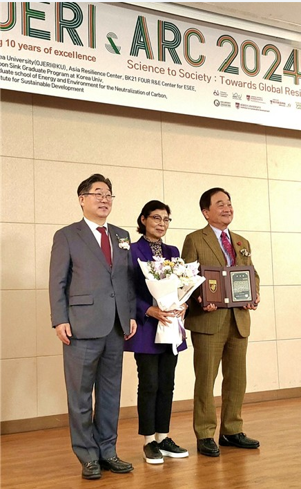 고려대, 오정리질리언스연구원 설립 10주년 기념 민남규 회장에게 감사패 증정